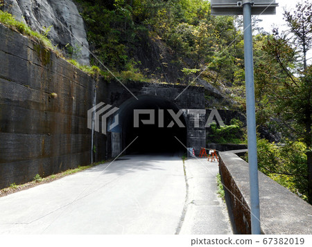Entrance of the tunnel 67382019