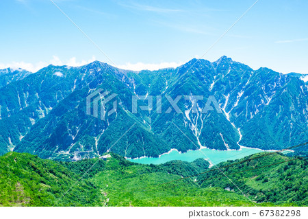 立山黑部阿爾卑斯山脈路線和大觀樓的風景 67382298