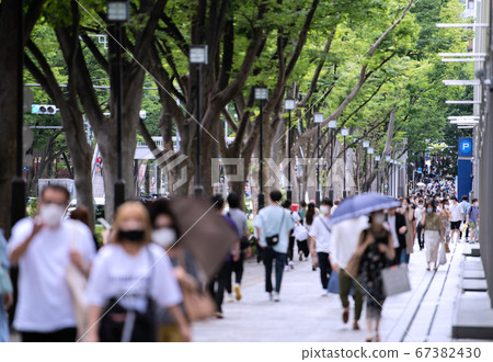 日本東京，表參道，東京的城市景觀（綠蔭成蔭的林蔭道路）= 7月12日 67382430