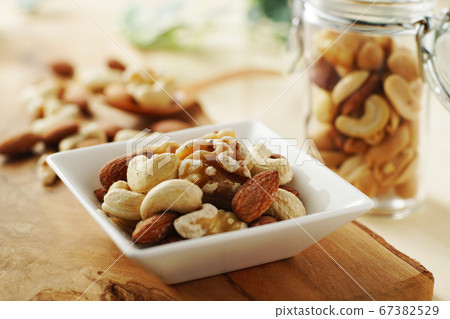 Mixed nuts Mixed nuts 67382529