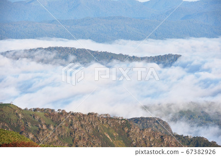 Sea of clouds seen from the top of the mountain (Hokkaido) Sea of clouds seen from the top of the mountain (Hokkaido) 67382926