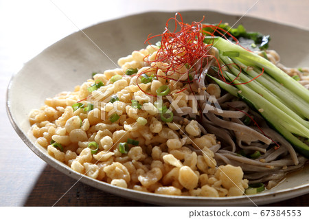 在日本板上冷的蕎麥麵特寫 在日本板上冷的蕎麥麵特寫 67384553