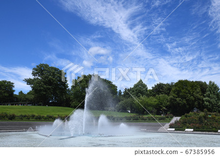Fountain and streak clouds 67385956