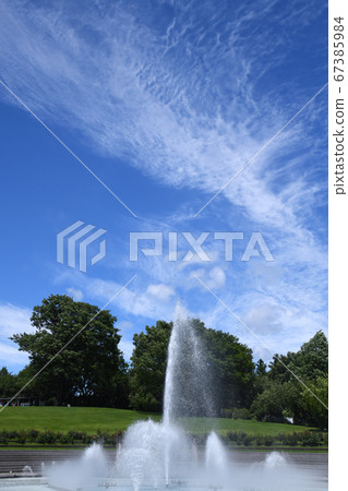 Fountain and streak clouds 67385984