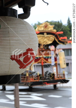 Lanterns and stalls 67386127