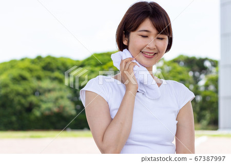 一個女人出汗了 67387997