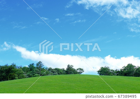 淺間高原農場，牧場山丘和藍天 67389495