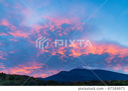 (Shizuoka Prefecture) Mt. Fuji where the weather has recovered, sunset clouds that have changed dramatically (Shizuoka Prefecture) Mt. Fuji where the weather has recovered, sunset clouds that have changed dramatically 67389973