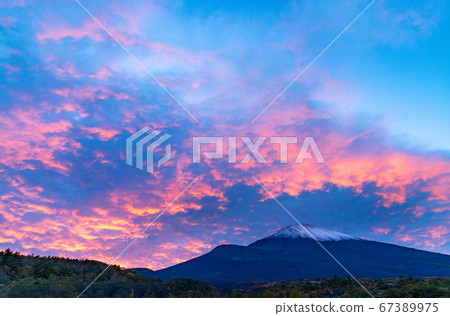 (Shizuoka Prefecture) Mt. Fuji where the weather has recovered, sunset clouds that have changed dramatically (Shizuoka Prefecture) Mt. Fuji where the weather has recovered, sunset clouds that have changed dramatically 67389975