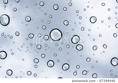 美麗的水滴在玻璃上雨滴在汽車的擋風玻璃上 照片素材 圖片 圖庫