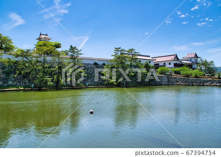 [日本百座著名城堡]今治城堡：雨季的鐵門，裝甲塔樓和石牆，愛媛縣今治市護城河 67394754