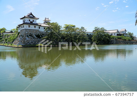 [日本百座著名城堡]今治城堡：雨季的今治城堡，愛媛縣護城河今治市鐵門和石垣 67394757