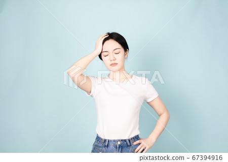A young girl 67394916