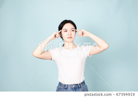 A young girl 67394919