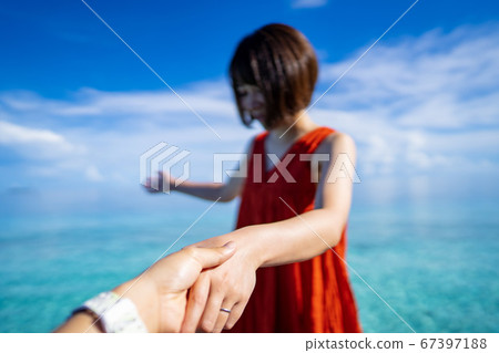 Couple holding hands at sea Couple holding hands at sea 67397188