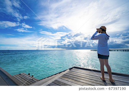 一頂草帽和廣闊的馬爾代夫海中的常設女人 67397190