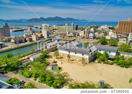 [100 Famous Castles in Japan] Imabari Castle: The Iron Gate and the Seto Inland Sea as seen from the castle tower Imabari City, Ehime Prefecture 67398950