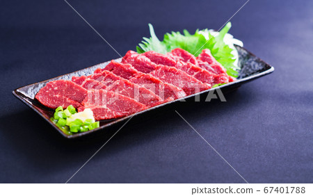 Horse sashimi [local cuisine of Kumamoto, Kyushu, Shinshu and Nagano] 67401788