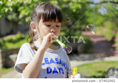 Infant playing with soap bubbles in the green (5 years old) Infant playing with soap bubbles in the green (5 years old) 67402002