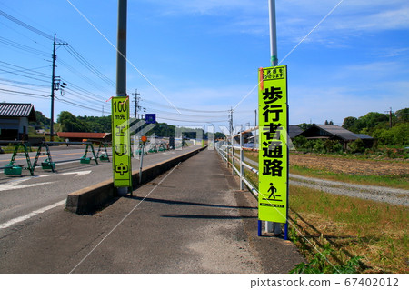 Pedestrian walkway sign Pedestrian walkway sign 67402012
