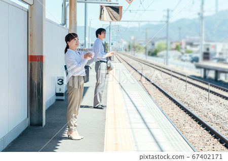 Woman at the station 67402171