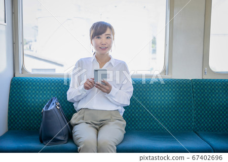 女人坐在火車上 67402696