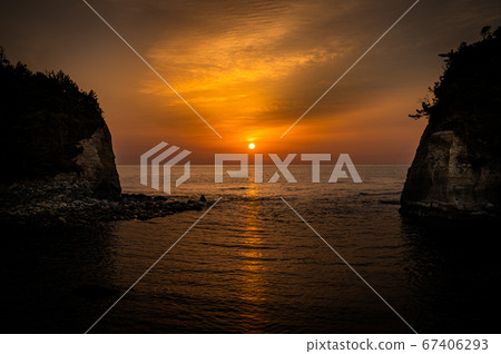 Sky dyed in the morning glow 67406293