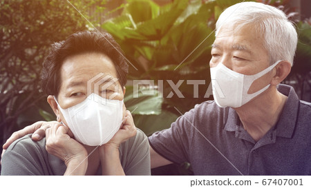 Chinese elderly couple prevent Coronavirus contamination wearing mask 67407001