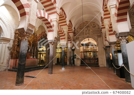 Mezquita in the early morning 67408082