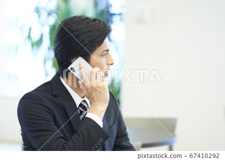 打電話的年輕商人衣服 67410292