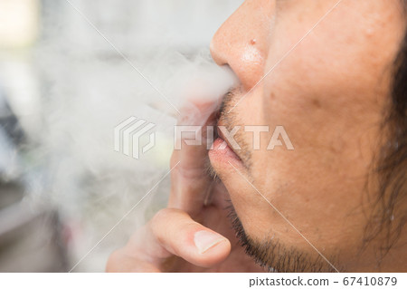 抽煙的男人的嘴 抽煙的男人的嘴 67410879