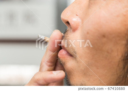 抽煙的男人的嘴 67410880