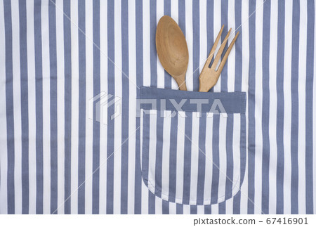 圍裙口袋中的叉子和勺子 67416901