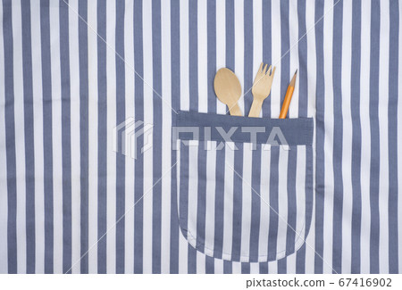 叉子，勺子和鉛筆在圍裙的口袋裡 67416902