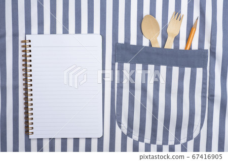 餐具和圍裙口袋中的餐具和鉛筆 67416905