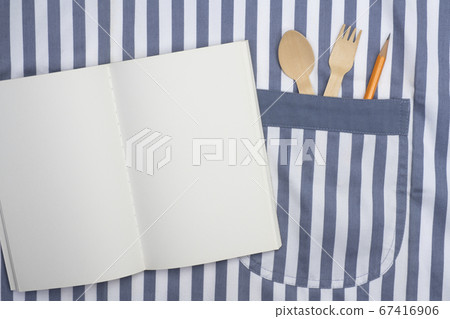 餐具和圍裙口袋中的餐具和鉛筆 67416906