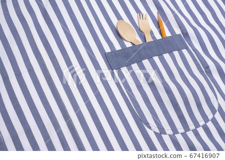叉子，勺子和鉛筆在圍裙的口袋裡 67416907