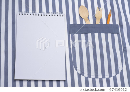 餐具和圍裙口袋中的餐具和鉛筆 67416912