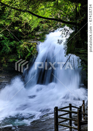 Fresh green Tsugune drop waterfall (after heavy rain) [Saikai City, Nagasaki Prefecture] 67418734
