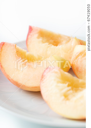 Cut peaches (white peng from Yamanashi prefecture) 67419050
