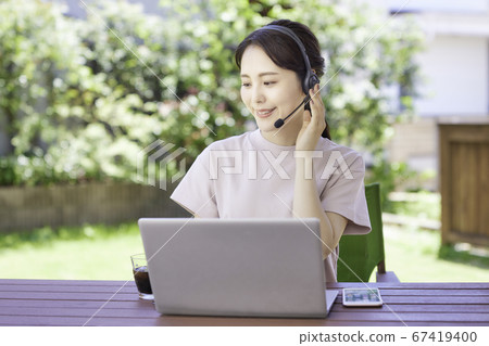 年輕女子在花園裡做遠程辦公 年輕女子在花園裡做遠程辦公 67419400