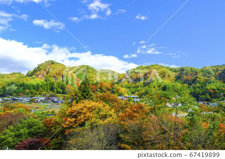 Akaiwa village and mountain range in autumn colors 67419899