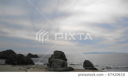 Awashima floating with the Shiranami and the Sasakawa flow of the Sea of Japan hitting the strange rocks on the beach 67420618