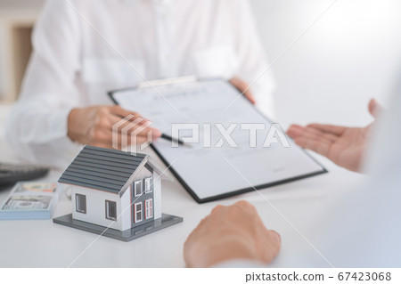 Sale representative offer house purchase contract Sale representative offer house purchase contract 67423068