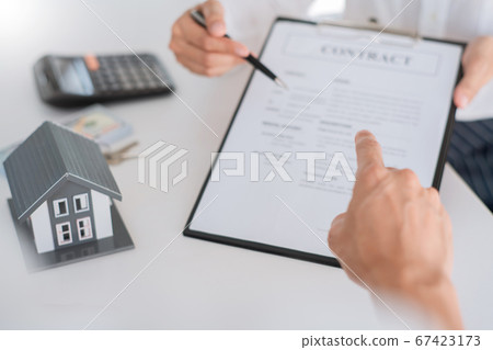 Real estate agents explain the document for Real estate agents explain the document for 67423173