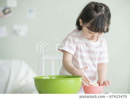 家庭,女人,女孩 家庭,女人,女孩 67423479