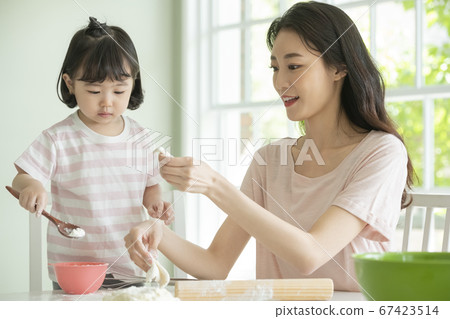 家庭,女人,媽媽 家庭,女人,媽媽 67423514
