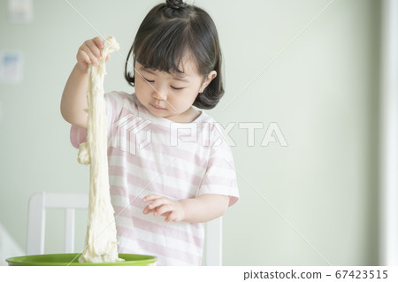 家庭,女人,女孩 家庭,女人,女孩 67423515