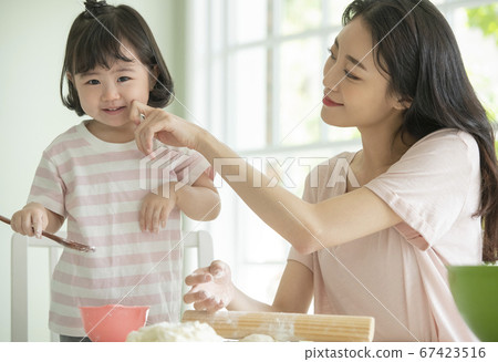 家庭,女人,媽媽 家庭,女人,媽媽 67423516