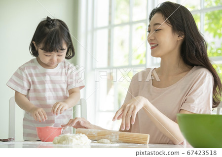 家庭,女人,媽媽 家庭,女人,媽媽 67423518